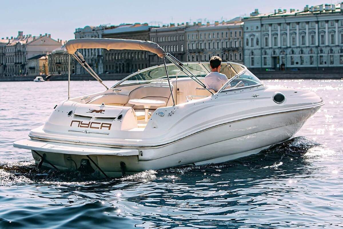 Катер «Пуса» на воде в Петербурге