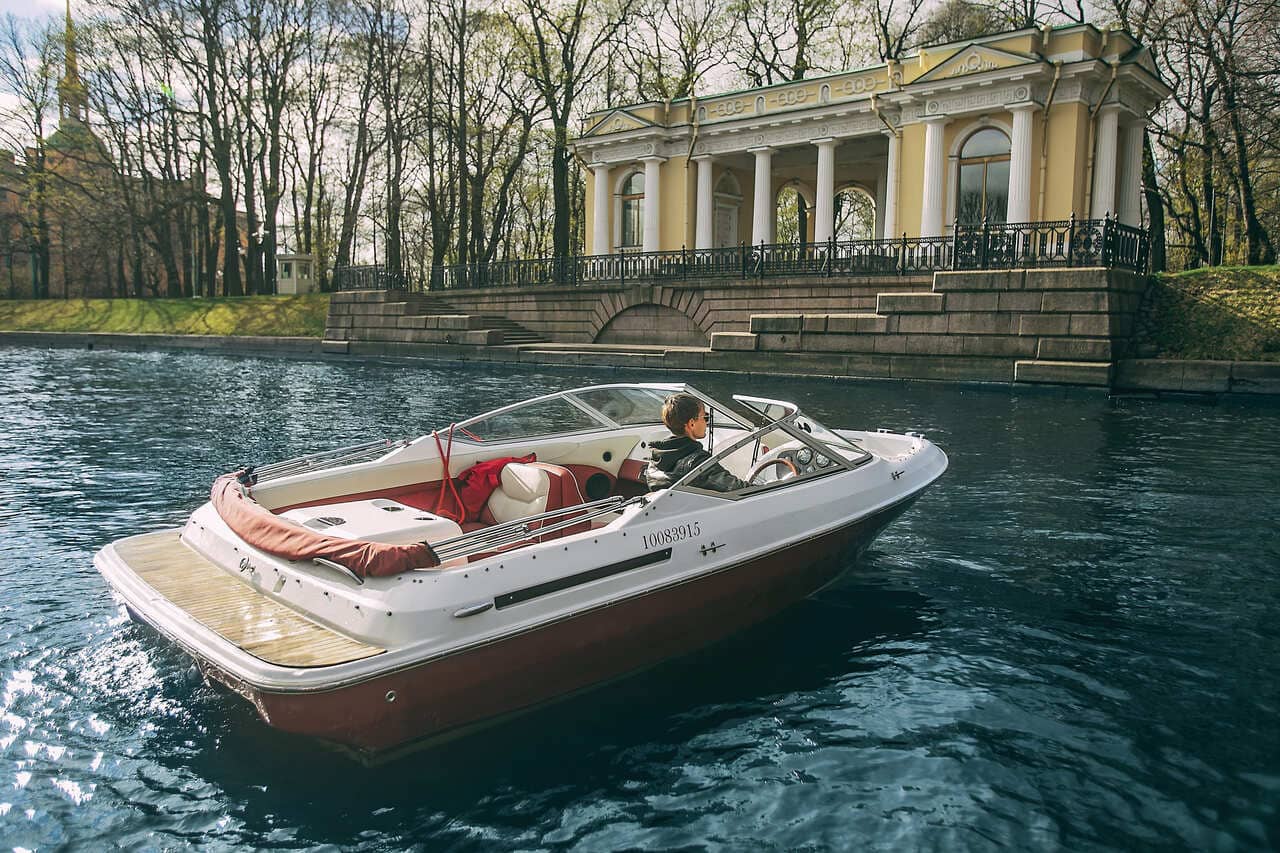 Катер «Магнум» на воде в Петербурге