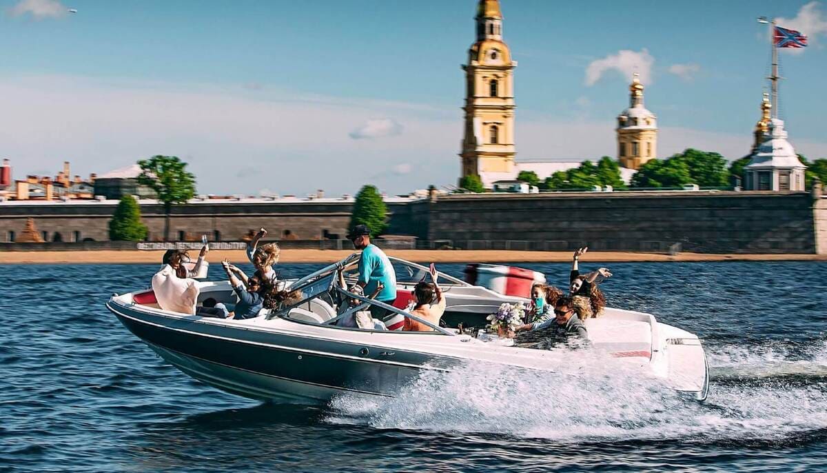 Аренда катера «Ласточка» для отдыха на воде