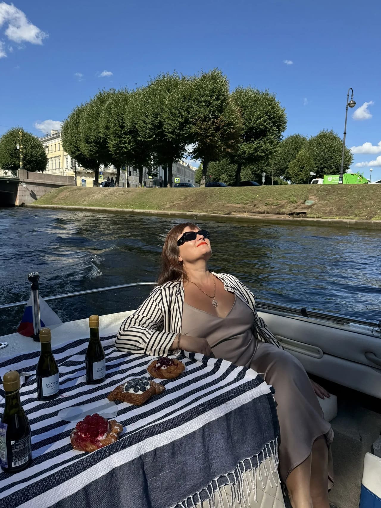 Аренда катера «Арабелла» для отдыха на воде