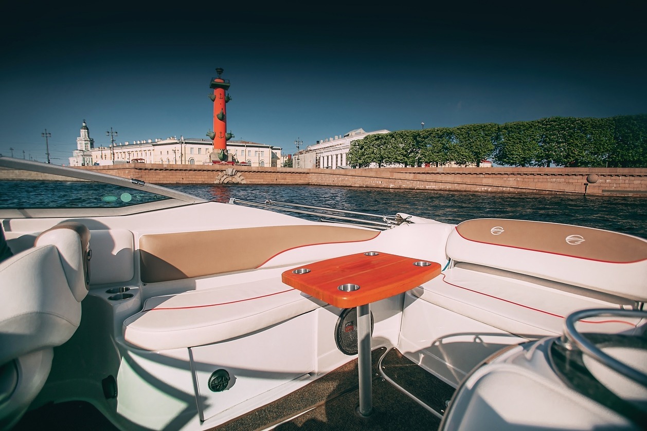 Катер «Торнео» на воде в Петербурге