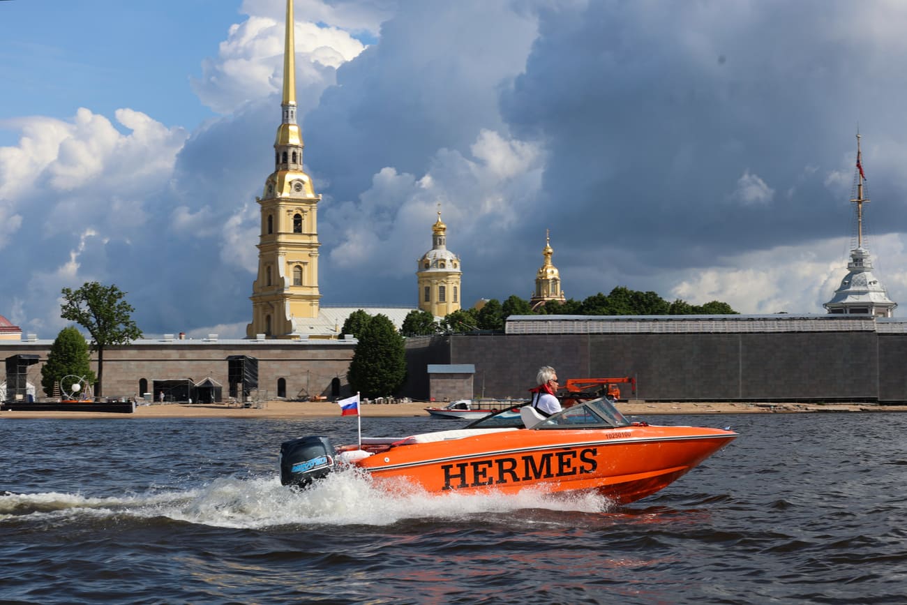 Катер «Эрмес» на фоне Санкт-Петербурга