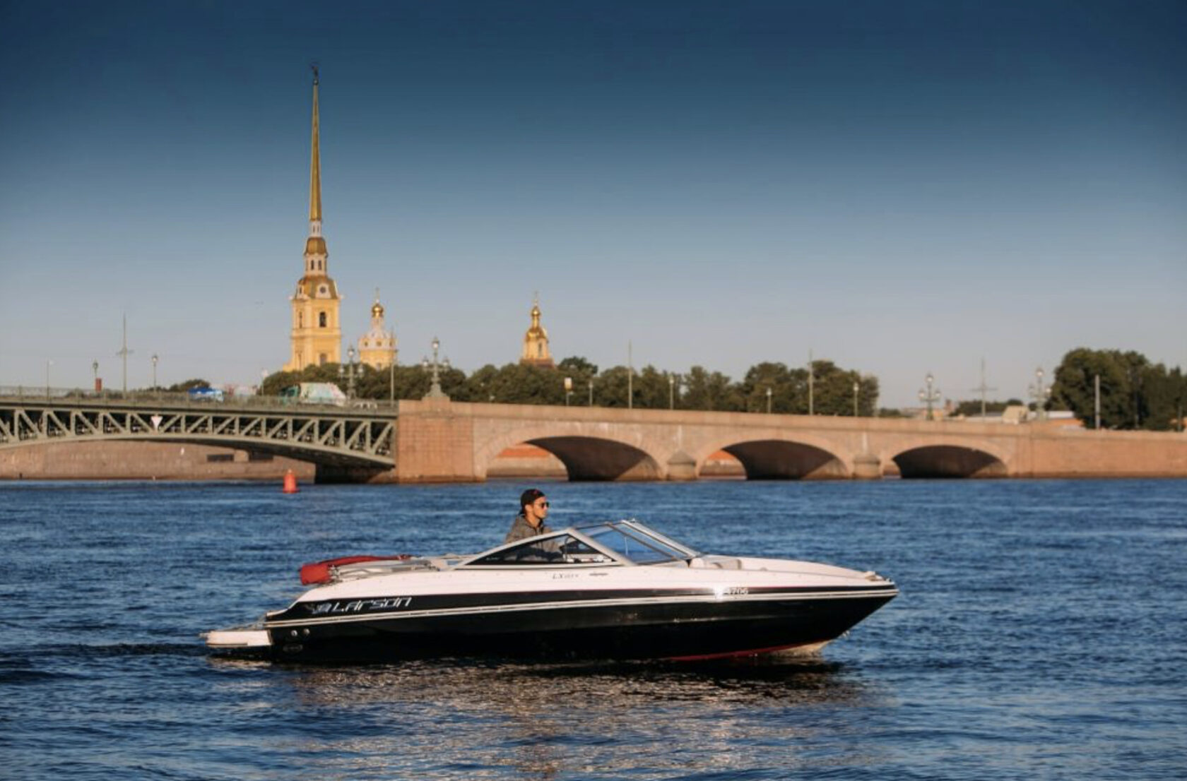 Прокат катера «Франц» с капитаном в СПб