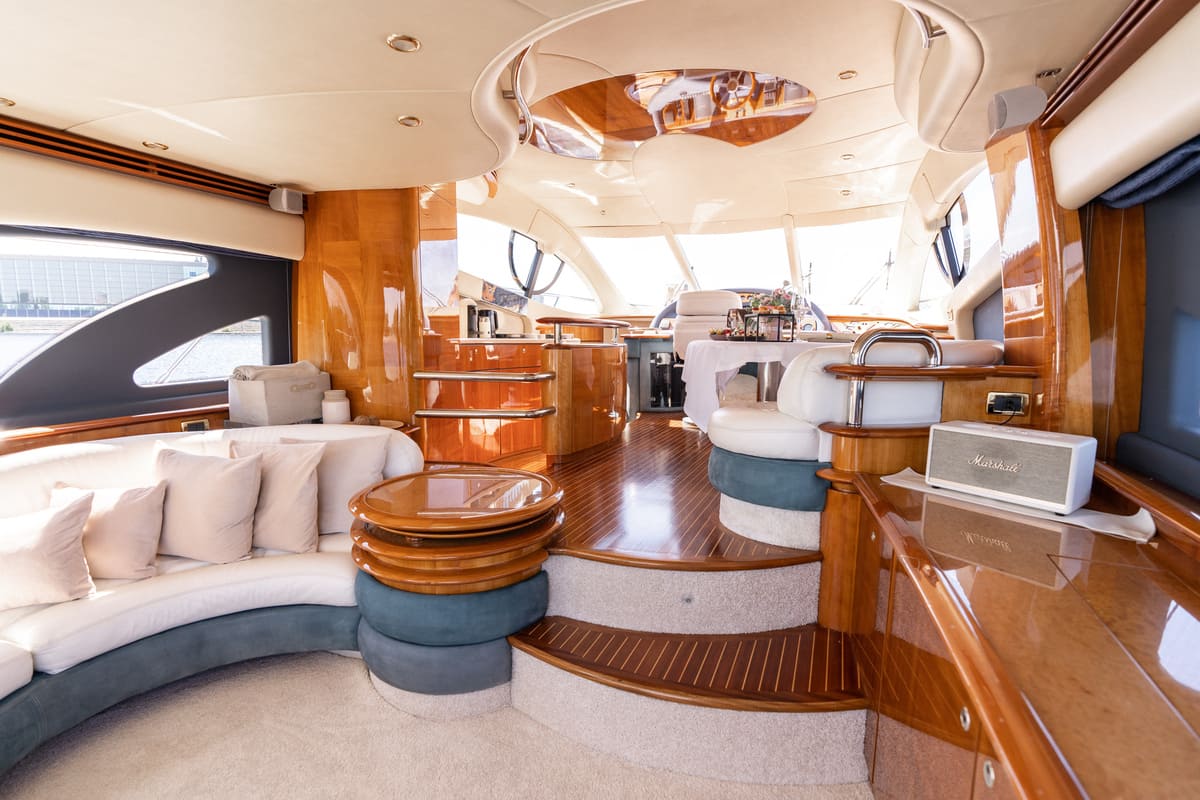 Заказать яхту «Азимут 55 / Azimut 55» для водной прогулки
