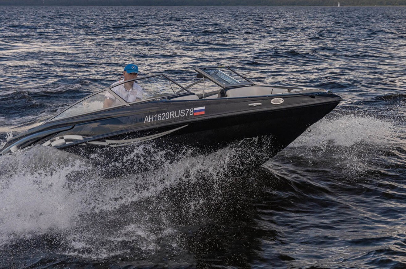 Катер «Черный (Crownline 190 Black)» — прогулка по Неве