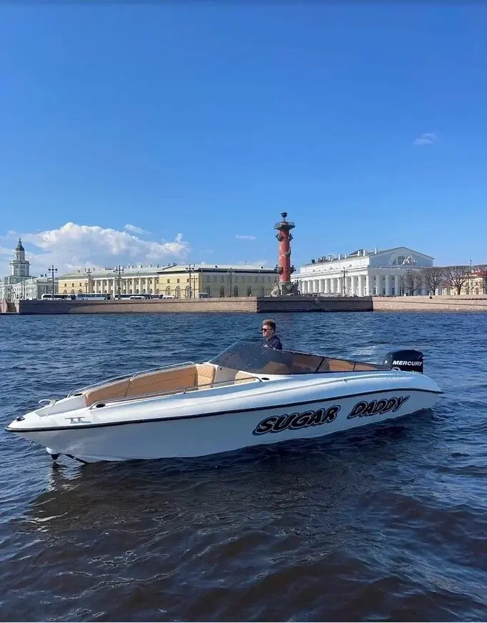 Водная прогулка на катере «Шугар Дедди / Sugar Daddy» в СПб