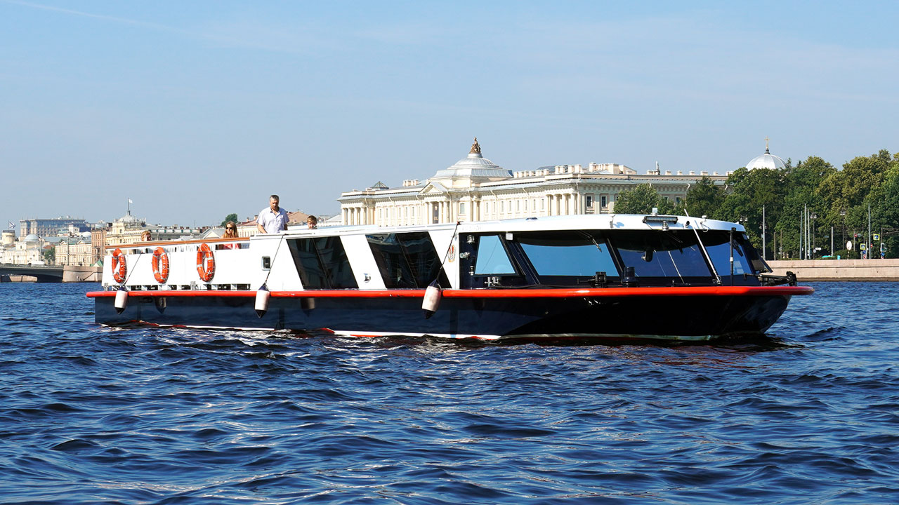 Теплоход «Монарх» на воде в Петербурге