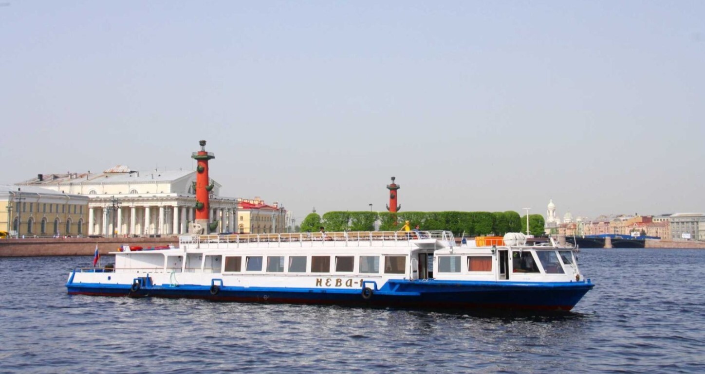 Теплоход «Нева» на воде в Петербурге