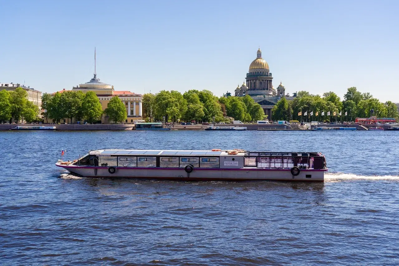 Теплоход «Переяслав» на воде в Петербурге — фото 16