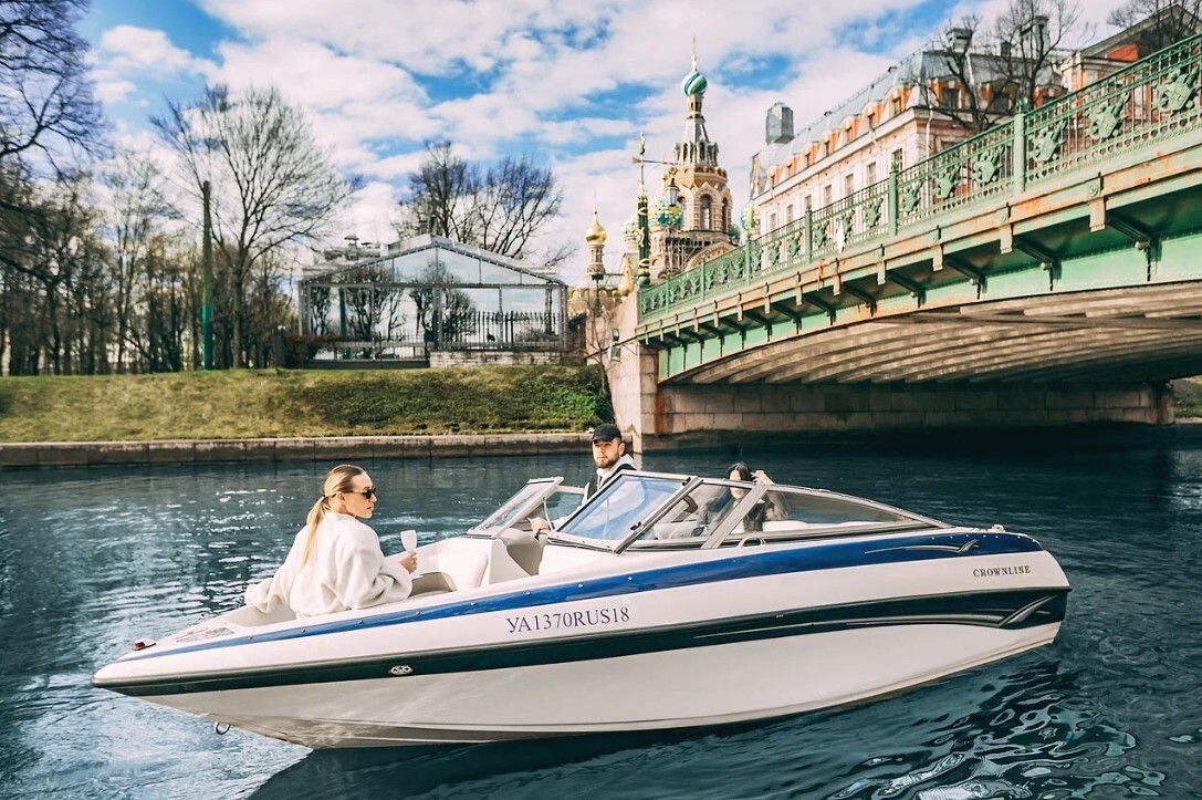 Катер «Серенити» на фоне Санкт-Петербурга