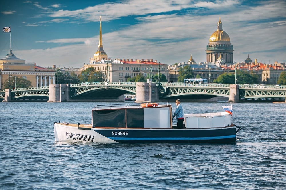 Катер «Счастливчик» на воде в Петербурге
