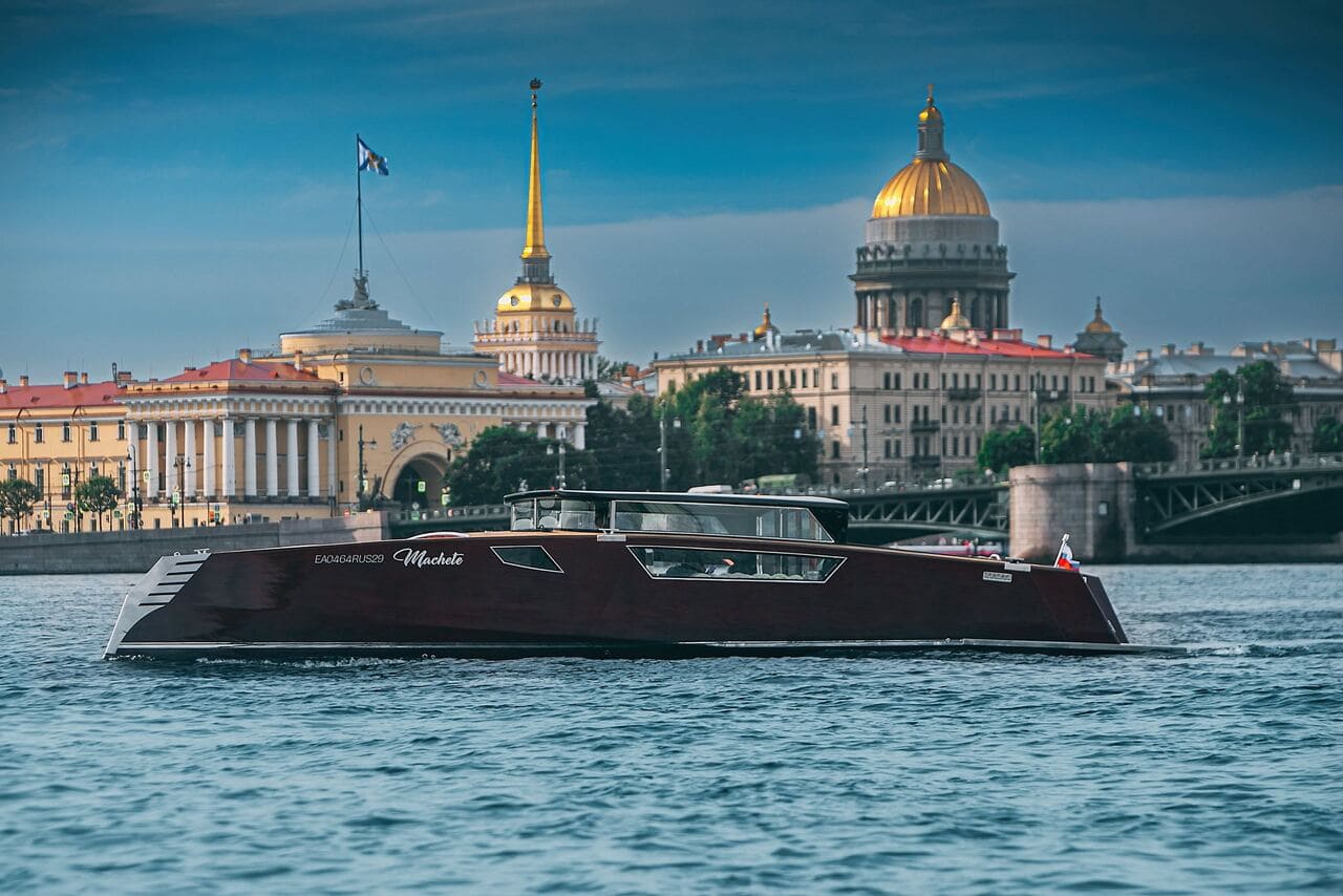 Катер «Мачете» на фоне Санкт-Петербурга