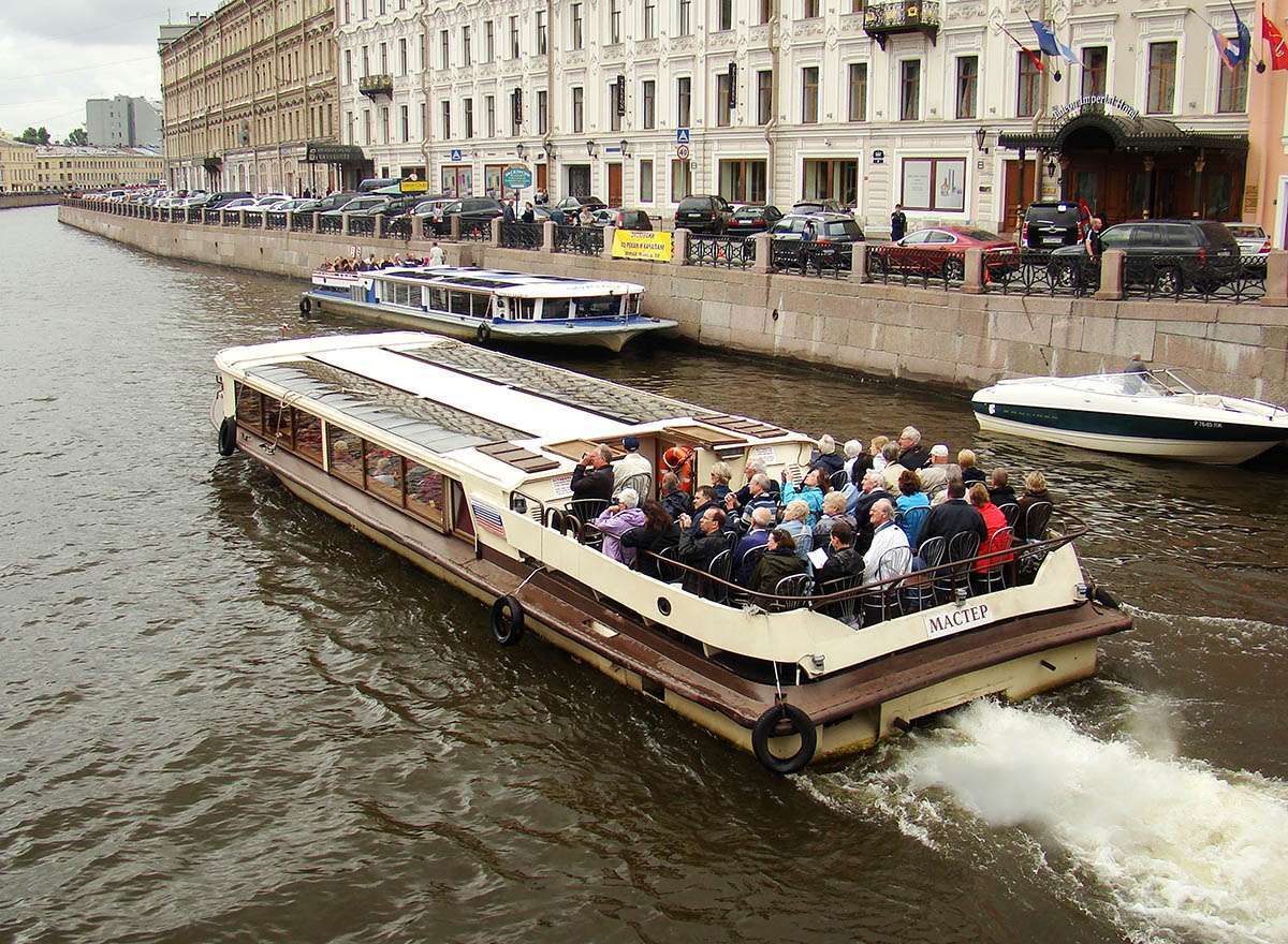 Аренда теплохода «Мастер» для отдыха на воде