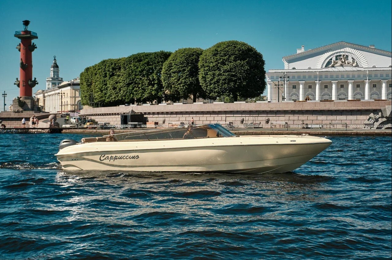 Катер «Капучино (Cappuccino)» на воде в Петербурге