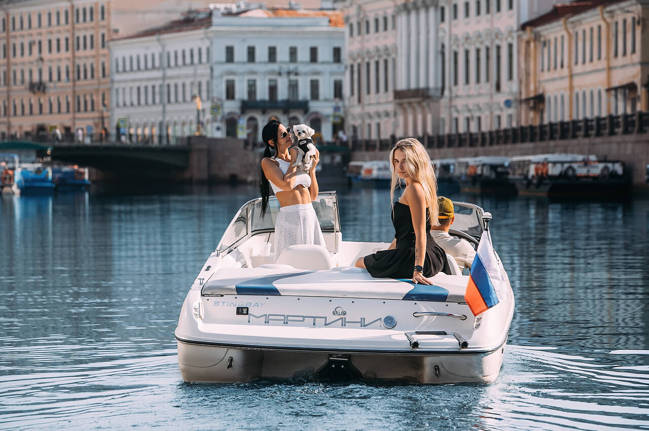 Заказать катер «Мартини» для водной прогулки