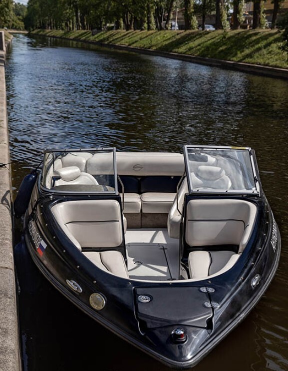 Водная прогулка на катере «Черный (Crownline 190 Black)» в СПб
