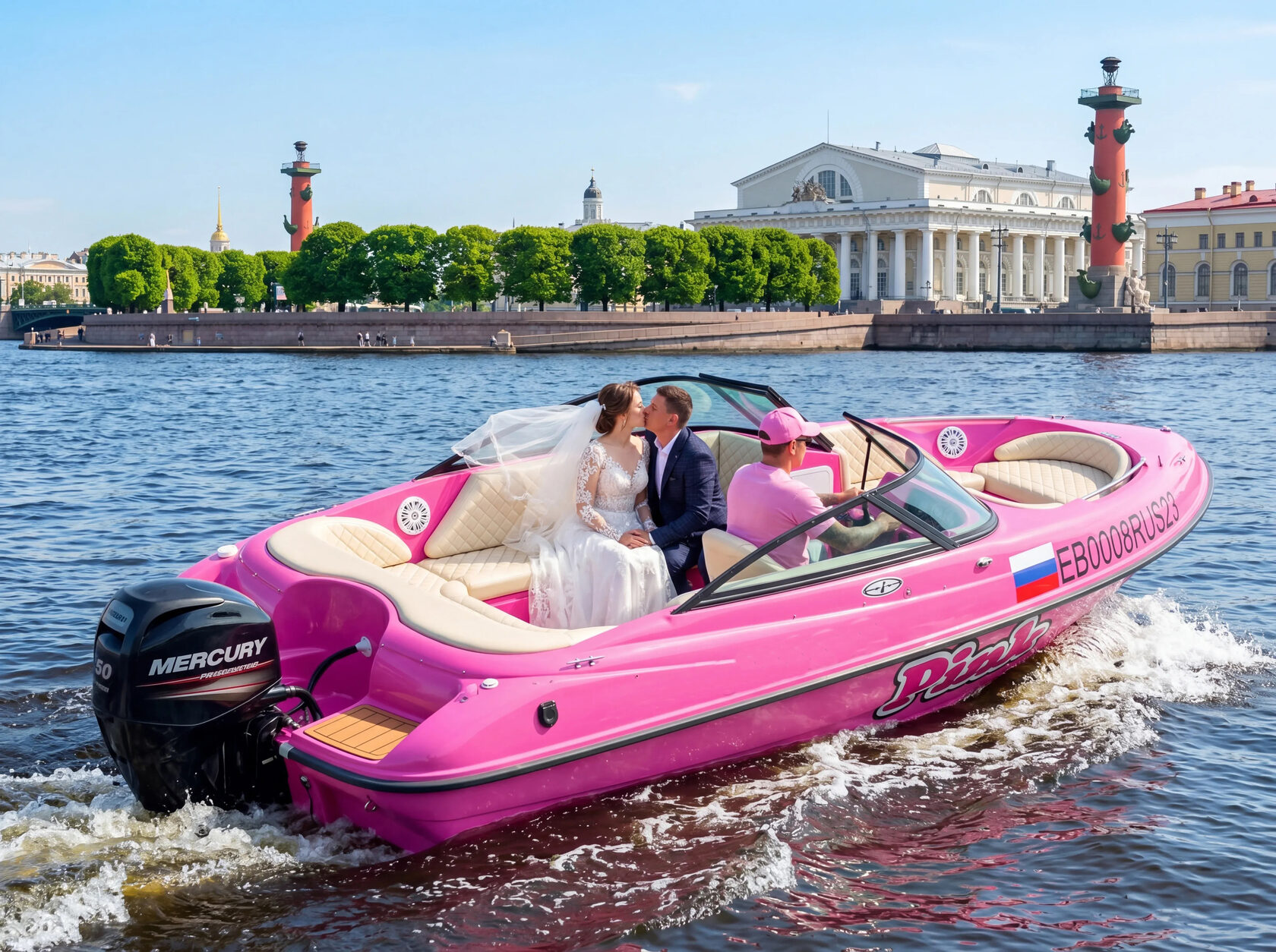 Катер «Пинк / Pink» на фоне Санкт-Петербурга