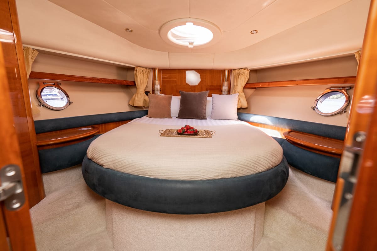 Водная прогулка на яхте «Азимут 55 / Azimut 55» в СПб