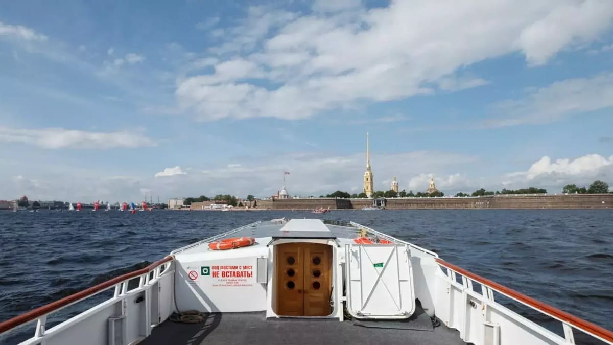 Теплоход «Галактика» на воде в Петербурге