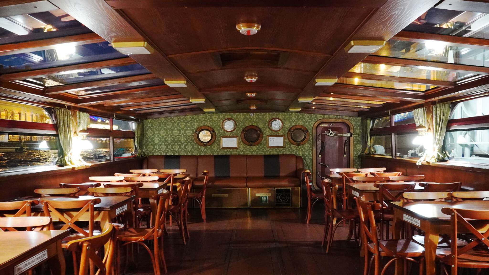 Аренда теплохода «Максимус» — Санкт-Петербург