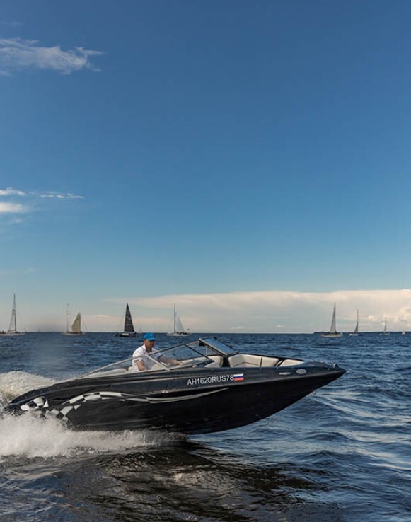 Аренда катера «Черный (Crownline 190 Black)» — Санкт-Петербург