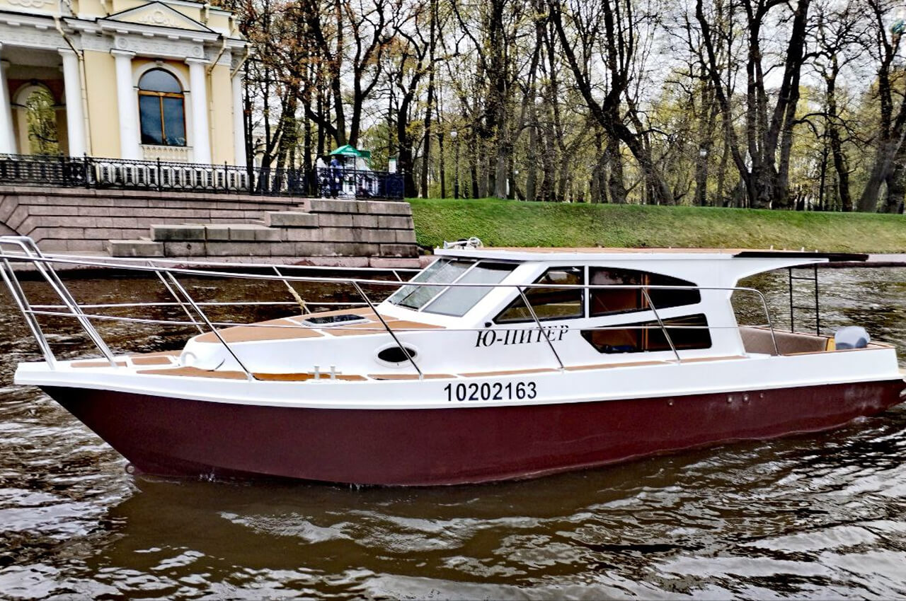 Катер «Ю-Питер» на воде в Петербурге