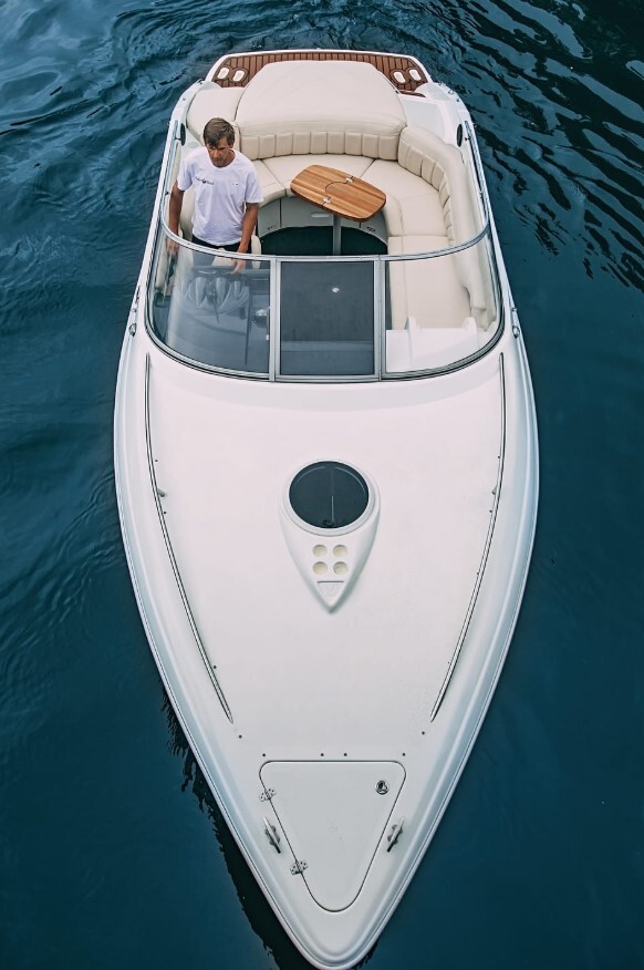 Катер «Эйфория / Euphoria Velvette 25» на воде в Петербурге