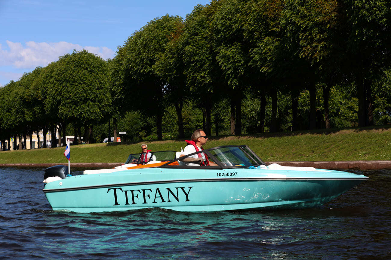 Катер «Тиффани / Tiffany» на воде в Петербурге