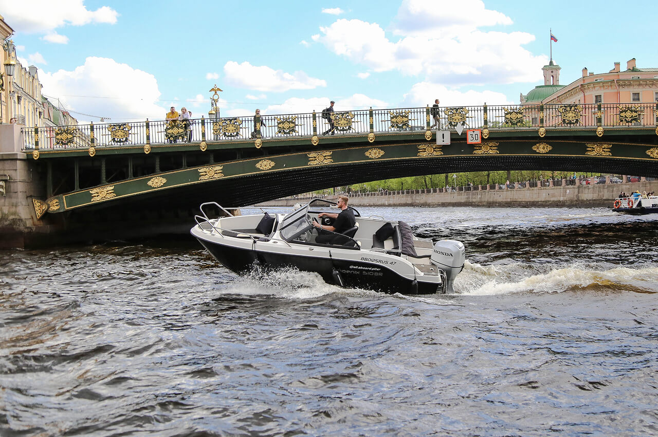 Катер «Птичка» на воде в Петербурге