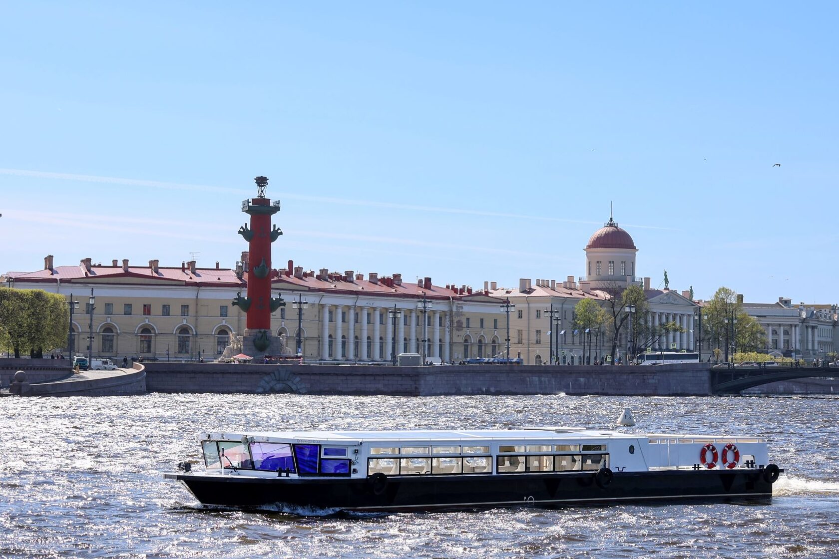 Теплоход «Грация» на воде в Петербурге