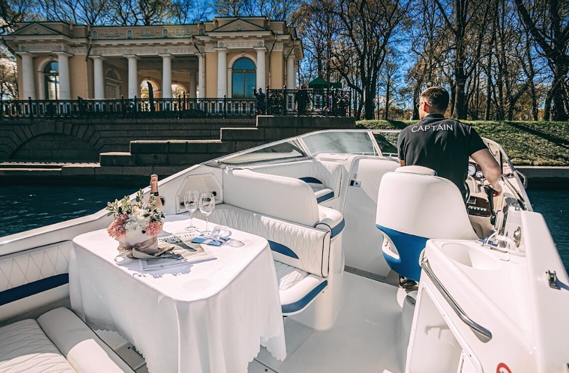 Заказать катер «Адмирал» для водной прогулки
