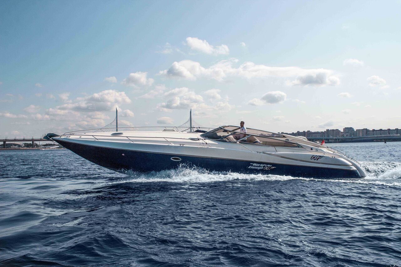 Катер «Сансикер Sunseeker 48» — прогулка по Неве