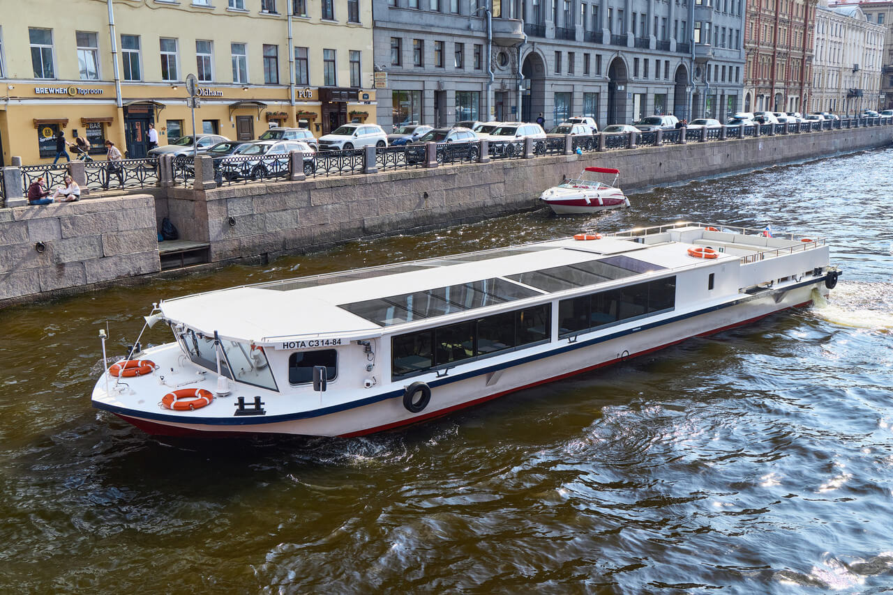 Теплоход «Нота» на воде в Петербурге