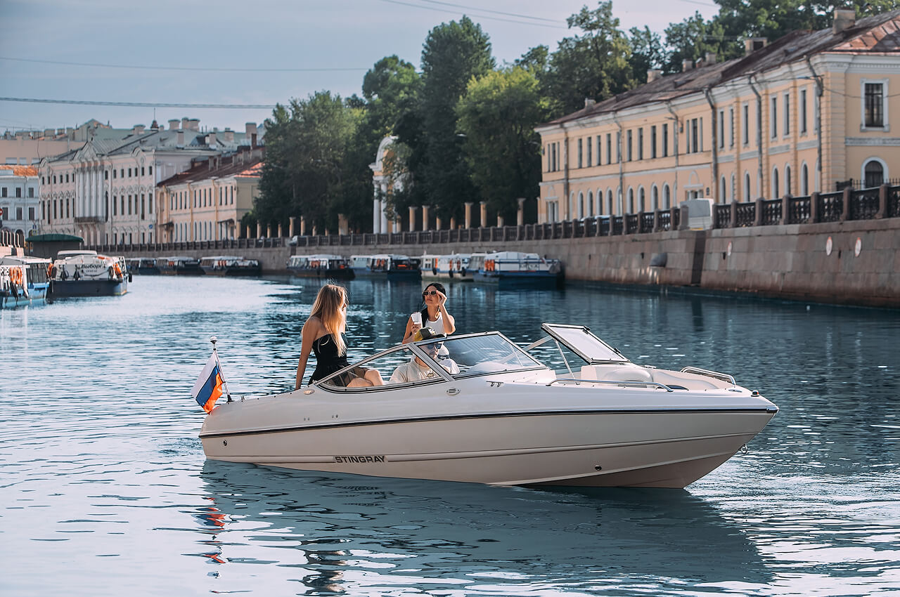 Катер «Мартини» на воде в Петербурге — фото 16