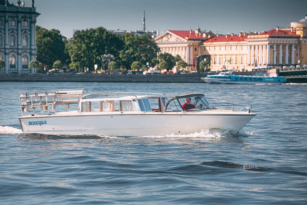 Катер «Венеция» на воде в Петербурге — фото 16