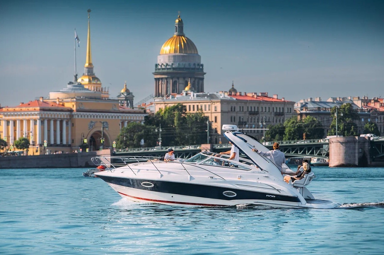 Катер «Алсова» на воде в Петербурге