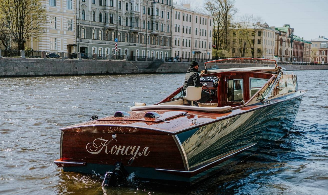 Водная прогулка на катере «Консул» в СПб