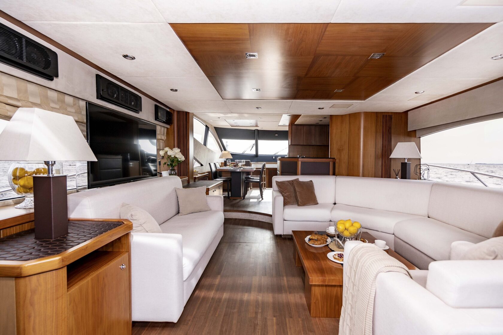 Прогулка на яхте «Sunseeker Pallada 70» по каналам СПб