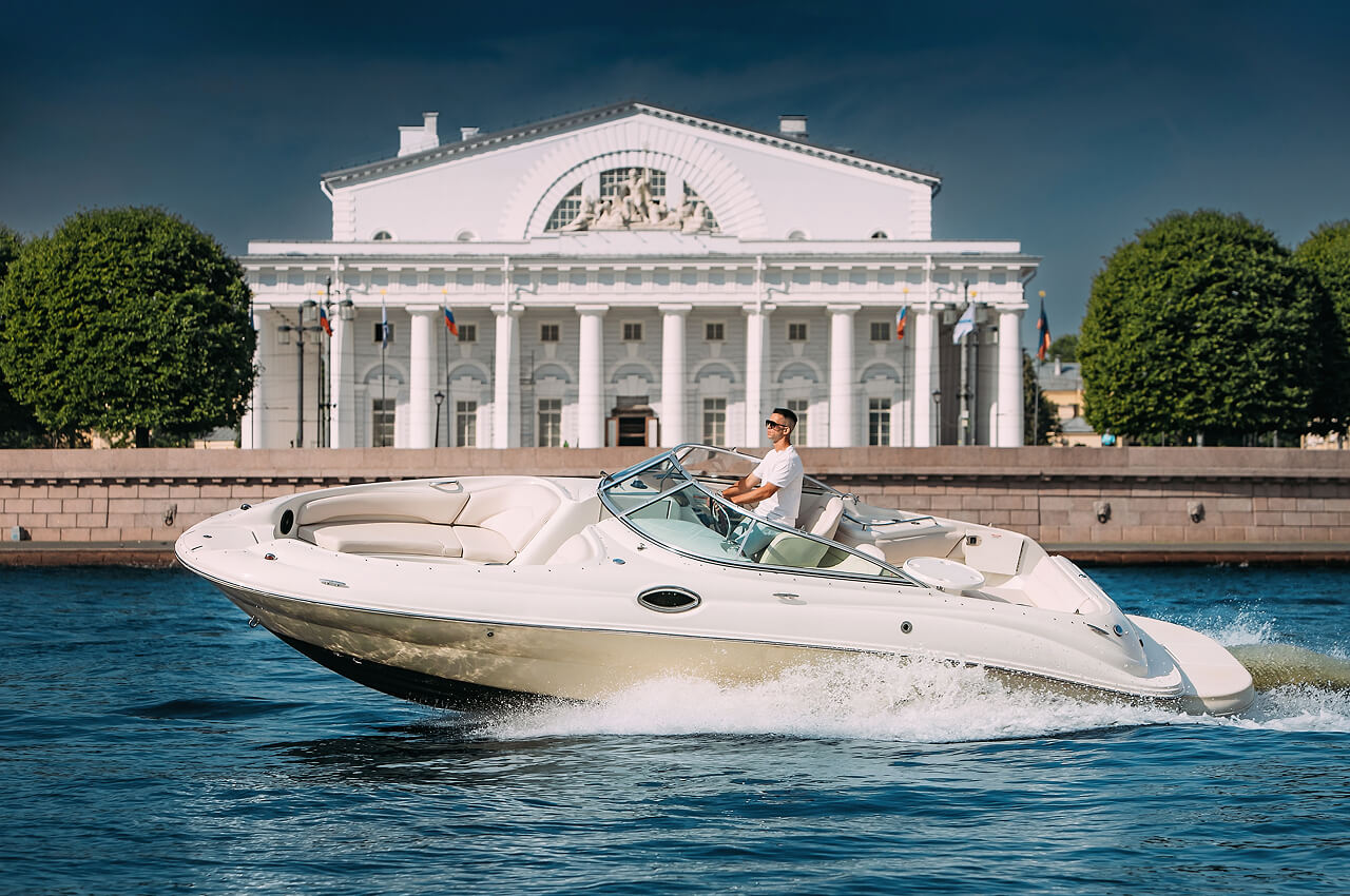 Катер «Пума» на воде в Петербурге