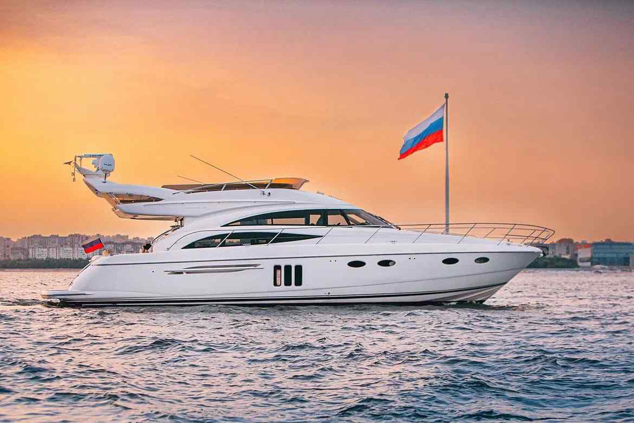 Яхта «Принцесса 58» на воде в Петербурге