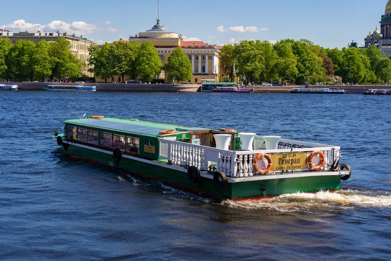 Теплоход «Генерал» на воде в Петербурге