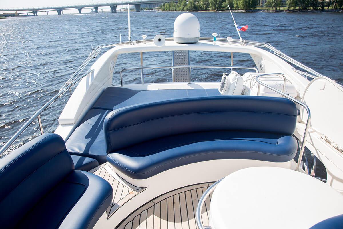 Яхта «Азимут 46 / Azimut 46» на воде в Петербурге