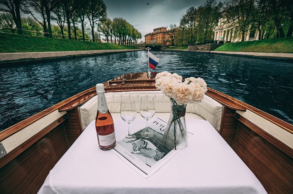 Катер «Миа» на воде в Петербурге — фото 16
