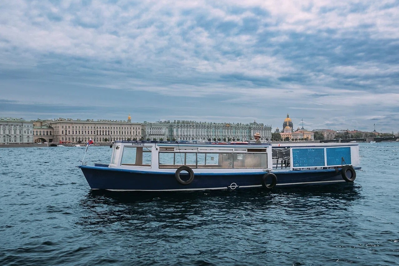 Катер «Ижора» на воде в Петербурге