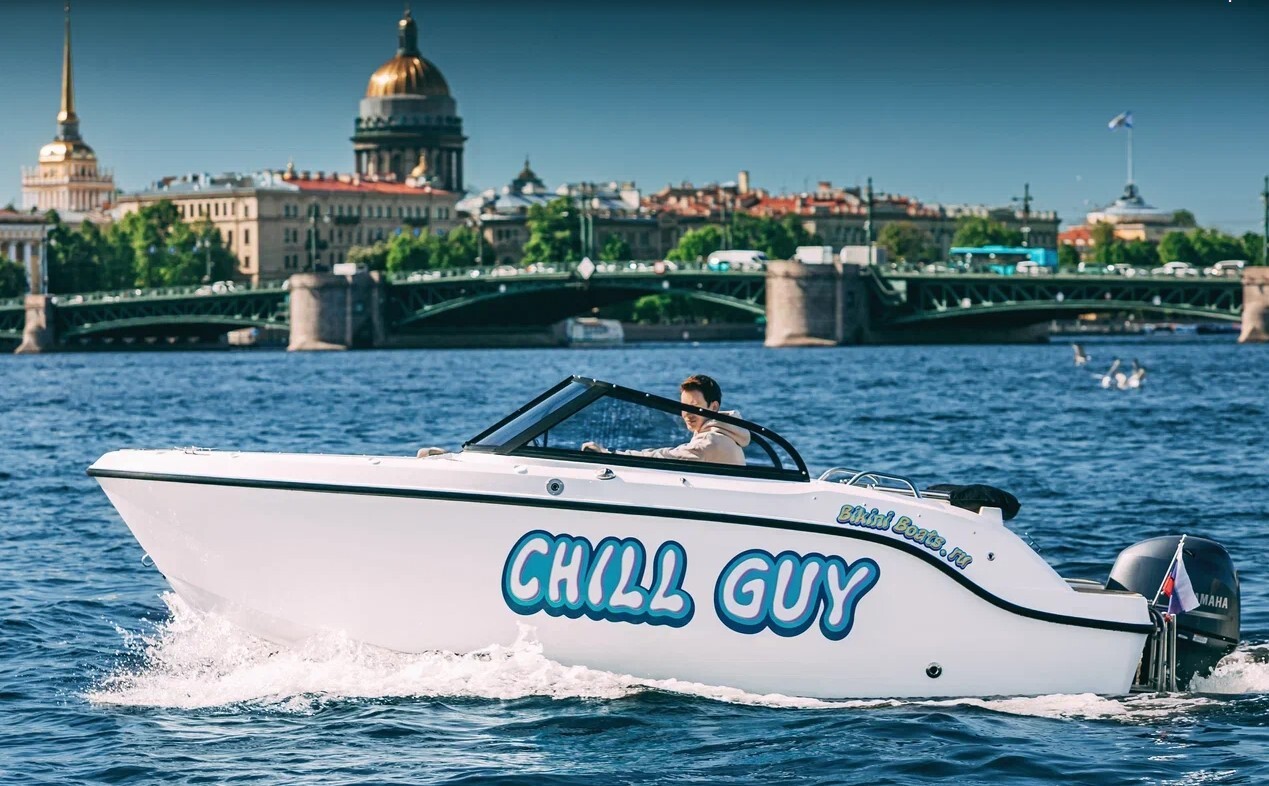 Катер «Чилл Гай / Chill Guy» на воде в Петербурге — фото 16