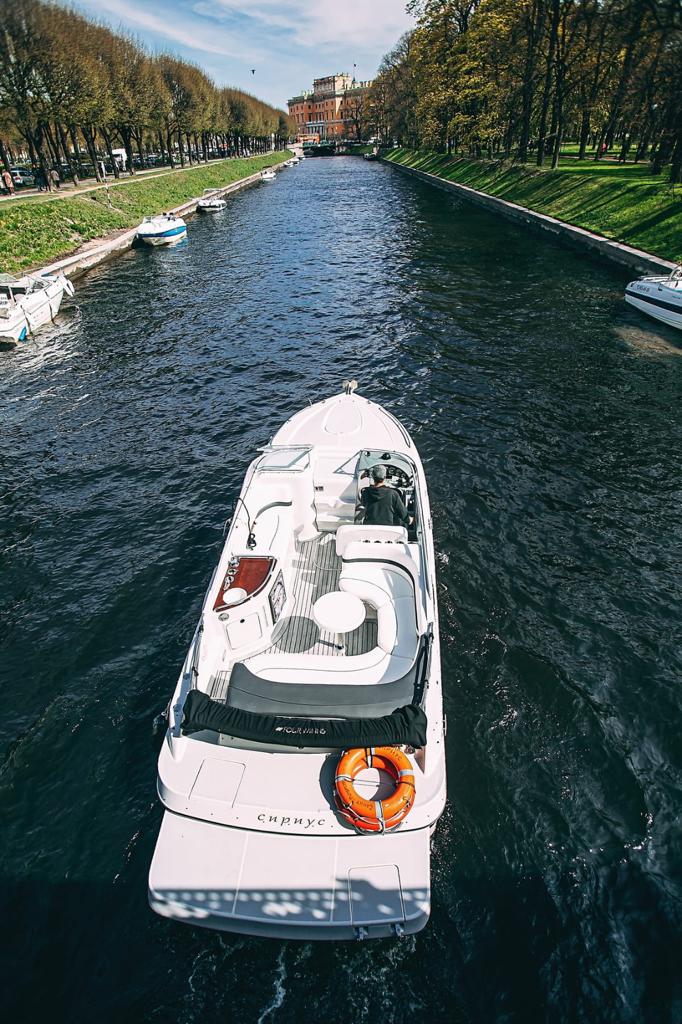 Катер «Сириус» на воде в Петербурге
