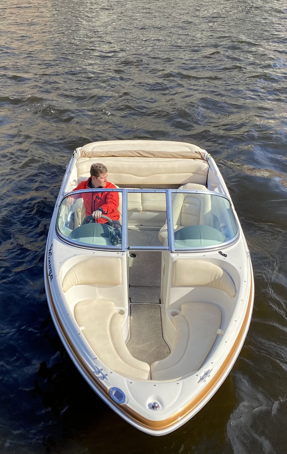 Катер «Минога» на воде в Петербурге