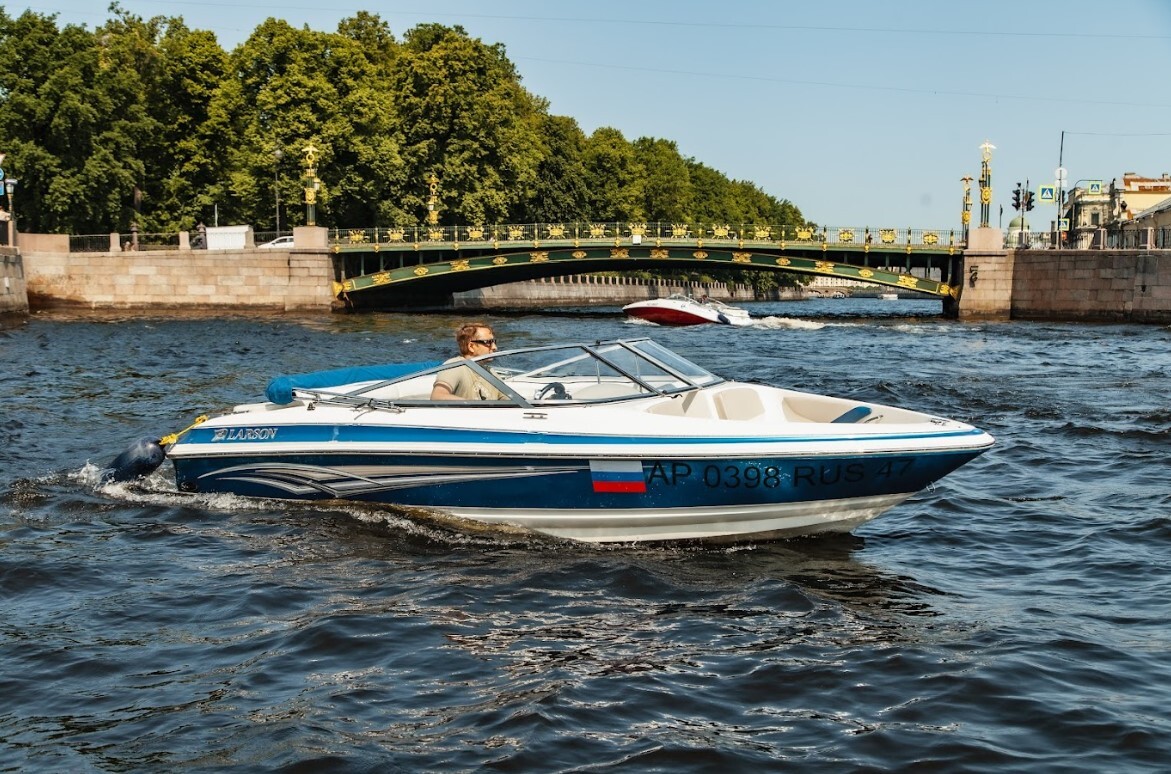 Водная прогулка на катере «Ларсон» в СПб