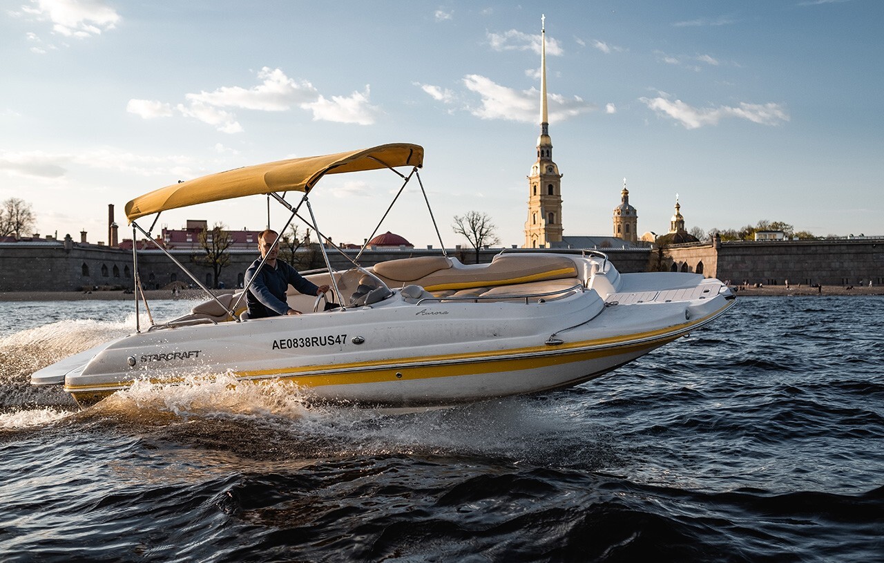 Катер «Аврора» на фоне Санкт-Петербурга
