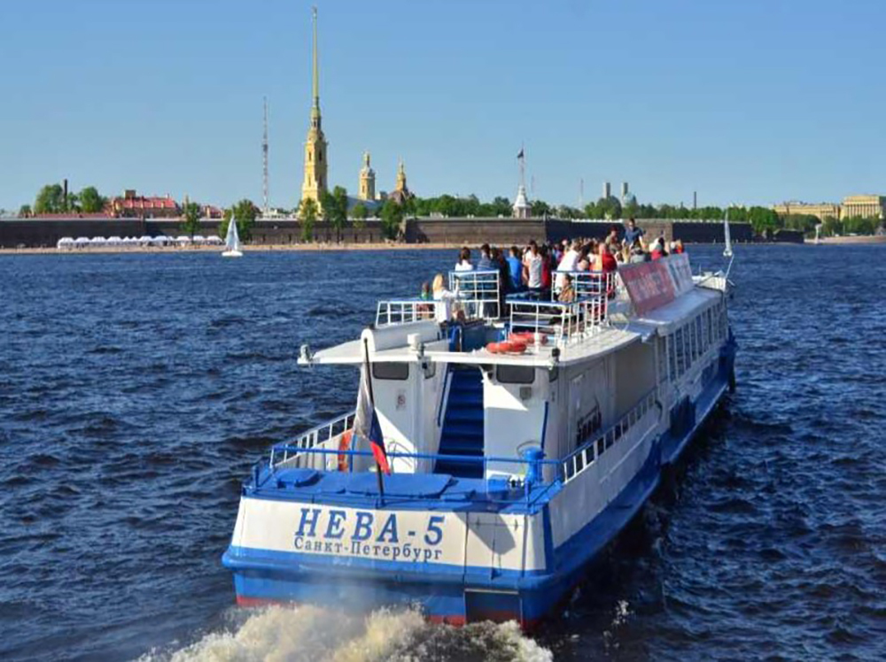 Прокат теплохода «Нева» с капитаном в СПб